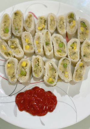 A picture of Boiled suji moong dal rolls.