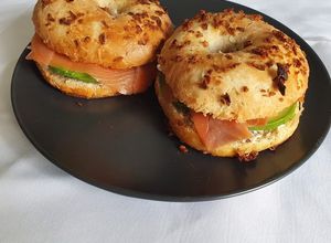 Une photo de Bagels saumon fumé, avocat, tomate séchée