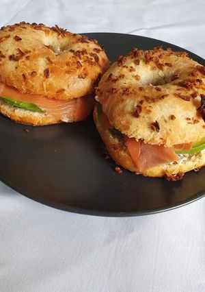 Une photo de Bagels saumon fumé, avocat, tomate séchée