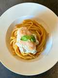 Spaghettone con crema di datterini, stracciatella e tartare di gamberi rossi