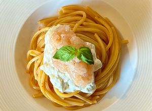 Foto di Spaghettone con crema di datterini, stracciatella e tartare di gamberi rossi