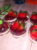 Postre, salsa de mora y crema de yogur