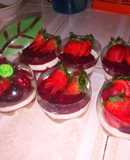 Postre, salsa de mora y crema de yogur