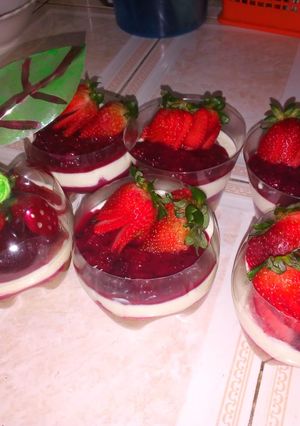 Una foto de Postre, salsa de mora y crema de yogur