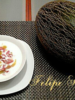 Una foto de Sopa fría de melón y crujiente de jamón