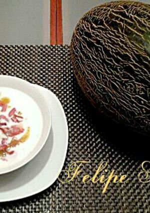 Foto principal de Sopa fría de melón y crujiente de jamón