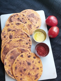 ટોમેટો ખાખરા (Tomato Khakhra Recipe In Gujarati) રેસીપી મુખ્ય ફોટો