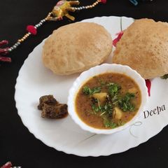 A picture of Aloo Puri Dhabha style.