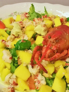 Una foto de Ensalada de bogavante y mango con crema de aguacate