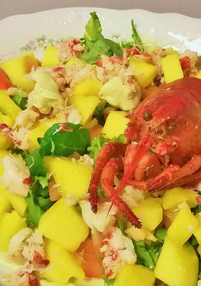 Una foto de Ensalada de bogavante y mango con crema de aguacate