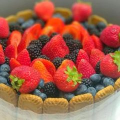 A picture of Fruits and Lotus biscuits cheesecake.