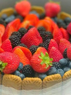 A picture of Fruits and Lotus biscuits cheesecake.