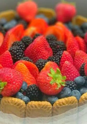 A picture of Fruits and Lotus biscuits cheesecake.