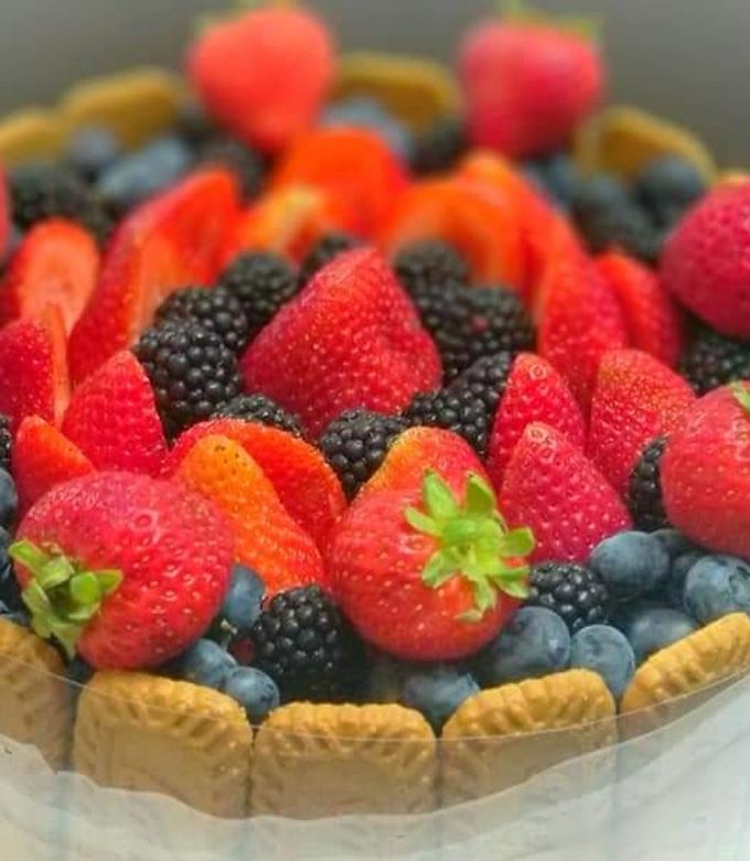 A picture of Fruits and Lotus biscuits cheesecake.