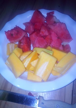 A picture of Watermelon and papaya.