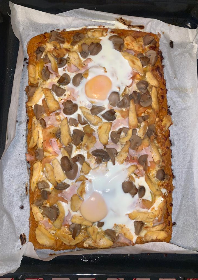 Una foto de Pizza integral con pollo y más cosas