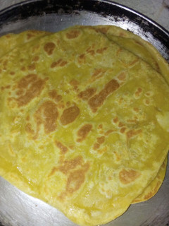 A picture of Turmeric chapatis.