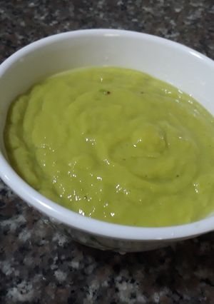 A picture of Avacado and apple smoothie.