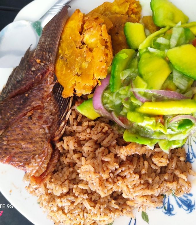 Arroz con Coco y Pescado Frito