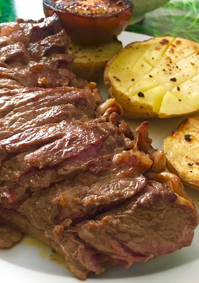 Una foto de Entrecot a la plancha con patatas y tomate asado