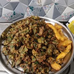 A picture of Spinach onion pakoda and mirchi bajji.