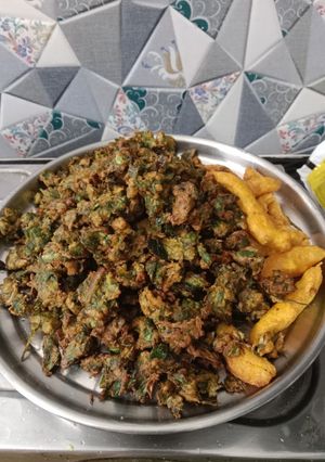 A picture of Spinach onion pakoda and mirchi bajji.