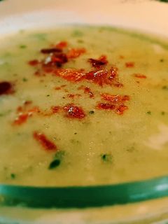 Tárkonyos fehérspárgakrémleves, pirított feketerdei sonkával recept fotója
