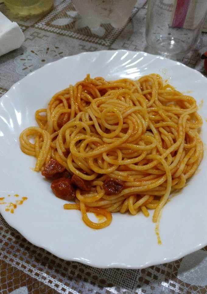 Una foto de Spaghetti con tomate y chorizo