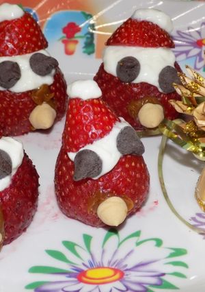 Una foto de Papa Noel con frutillas rellenas