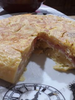 Una foto de Tortilla de patatas rellena de jamón york y queso