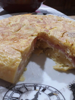Foto principal de Tortilla de patatas rellena de jamón york y queso