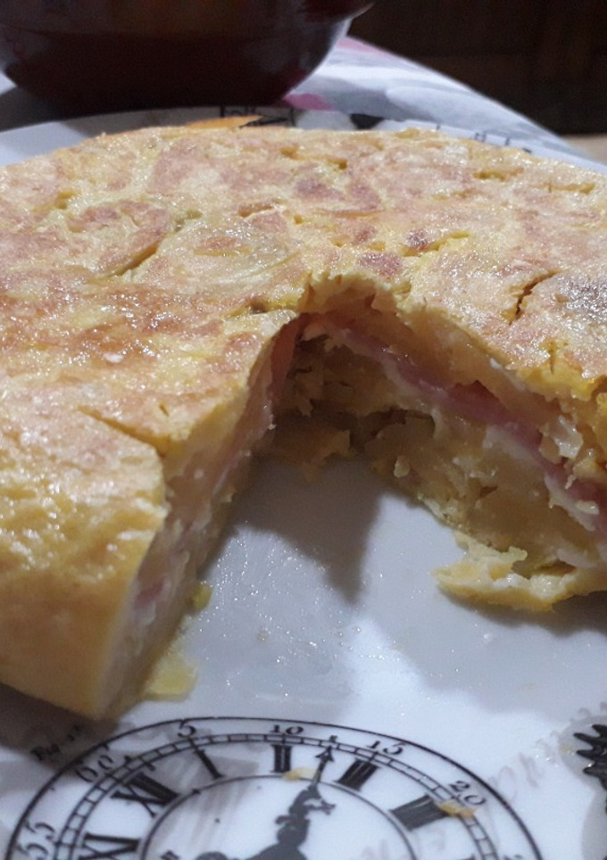 Una foto de Tortilla de patatas rellena de jamón york y queso