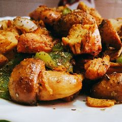 A picture of Stir fried chicken with mushroom.