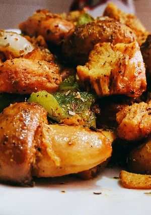 A picture of Stir fried chicken with mushroom.
