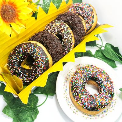 Yosh lesbiyanlar bilan eski lezbiyenler onlayn Uning kokraklarini qisib qoygan video