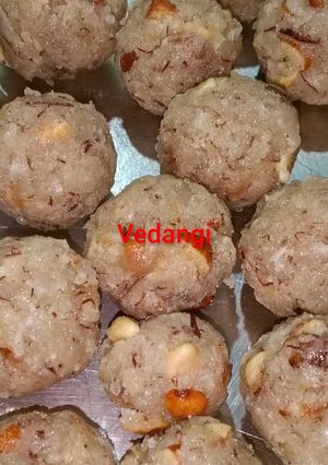 A picture of Coconut Ladoos.