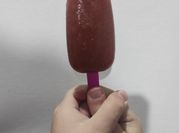 Una foto de batido de fresas y kiwi