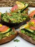 Bruschetta mit Guacamole und Lachs