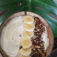A picture of Coconut and banana smoothie bowl.
