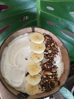 A picture of Coconut and banana smoothie bowl.
