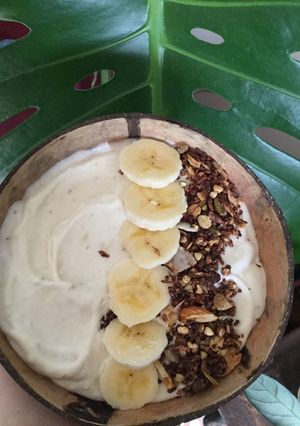 A picture of Coconut and banana smoothie bowl.