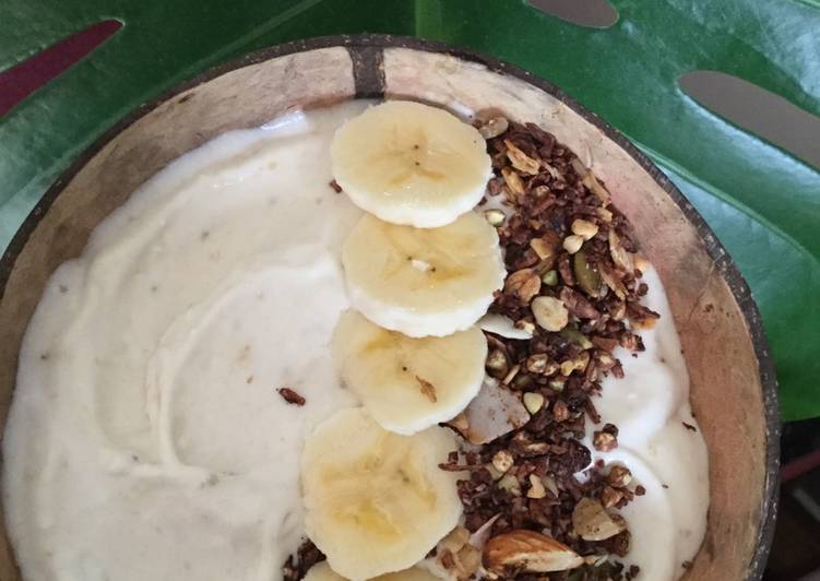 Steps to Make Homemade Coconut and banana smoothie bowl