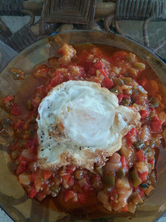 Una foto de Pisto manchego con huevo frito