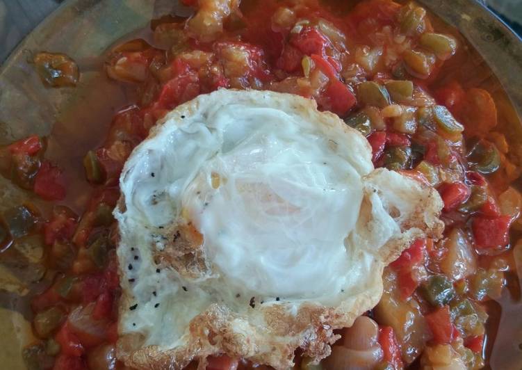 Pisto manchego con huevo frito