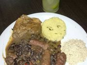 Una foto de frijol con tocino