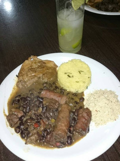 Una foto de Feijoada brasileña