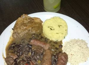 Una foto de Feijoada brasileña