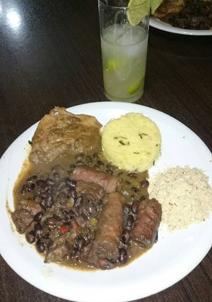 Una foto de Feijoada brasileña