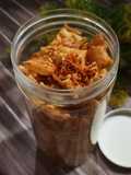 Keripik pangsit pedas