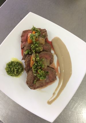 Una foto de Roast Beef con Salsa de Anchoas y Gremolata